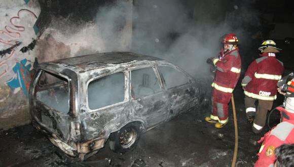 Automóvil se incendia en el Cerro El Pino