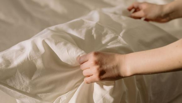 Las almohadas siempre deben estar limpias pues nuestras cabezas y caras están sobre ellas. Aprende a dejarlas como nuevas. (Foto: Foto de cottonbro / Pexels)