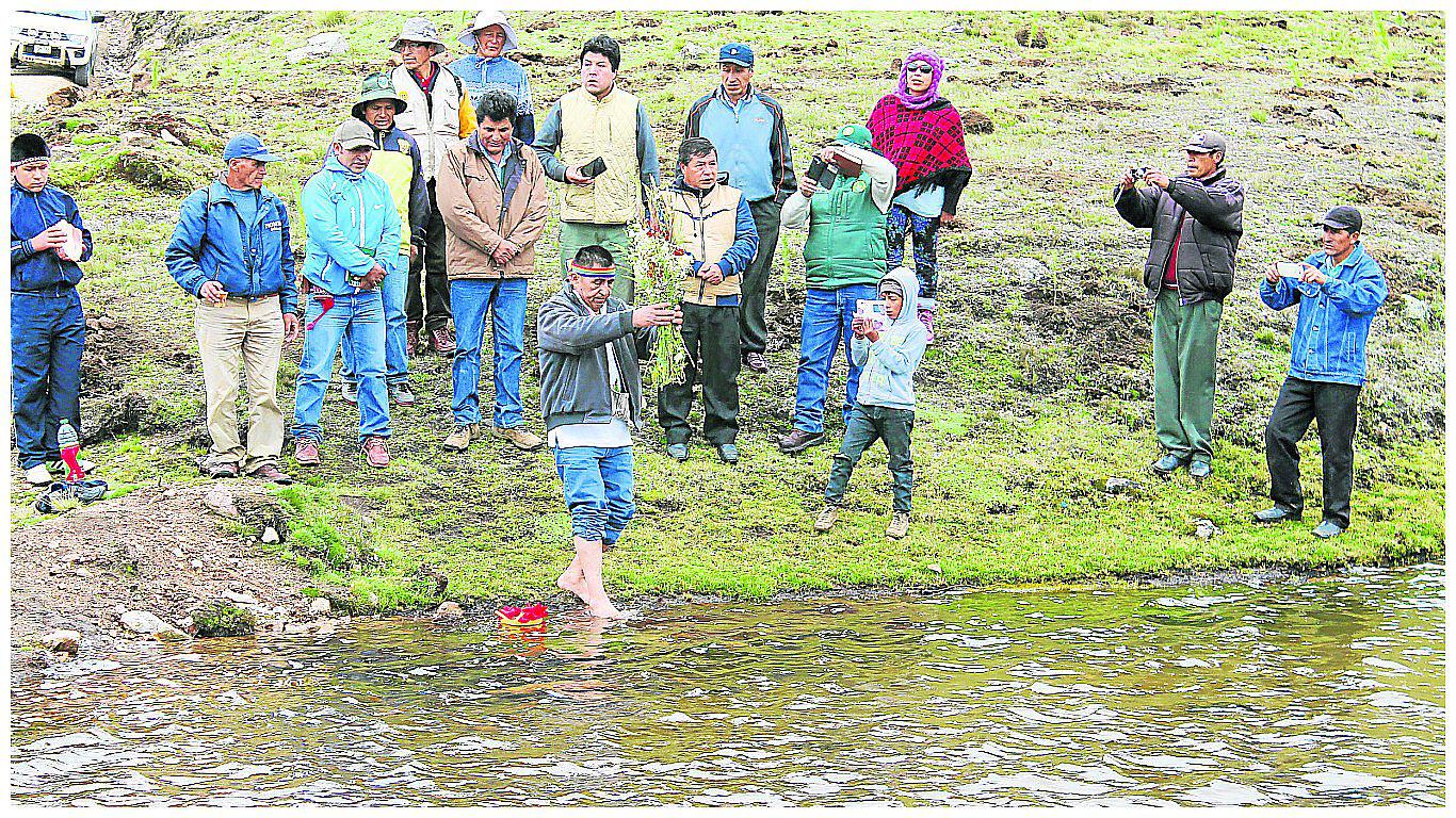 ​Con pago a la Mama Yacu, en Jauja, buscan impedir que laguna termine secándose 