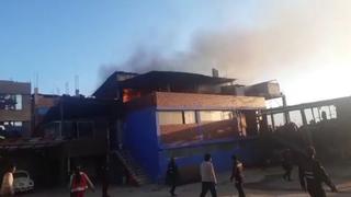 Sauna de Huancayo se incendia y clientes huyen espantados mientras vecinos intentan apagar el fuego