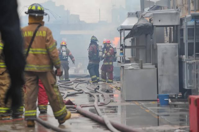 Cercado de Lima: Se registra incendio taller de madera esta mañana. Fotos: Diana Marcelo