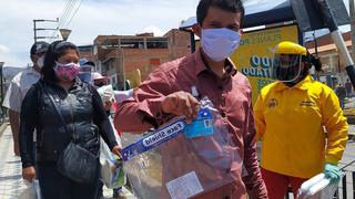 Reparten protectores faciales entre usuarios de transporte público en Cusco