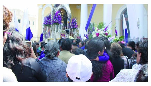 La Hermandad del Señor de los Milagros nombra socio a obispo de Chiclayo