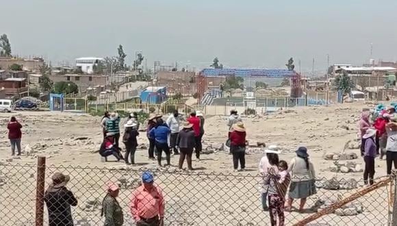 La Policía custodia los terrenos que pretenden ser invadidos, mientras que personal de la Municipalidad de Cayma realiza trabajos de remoción de escombros. (Foto: GEC)