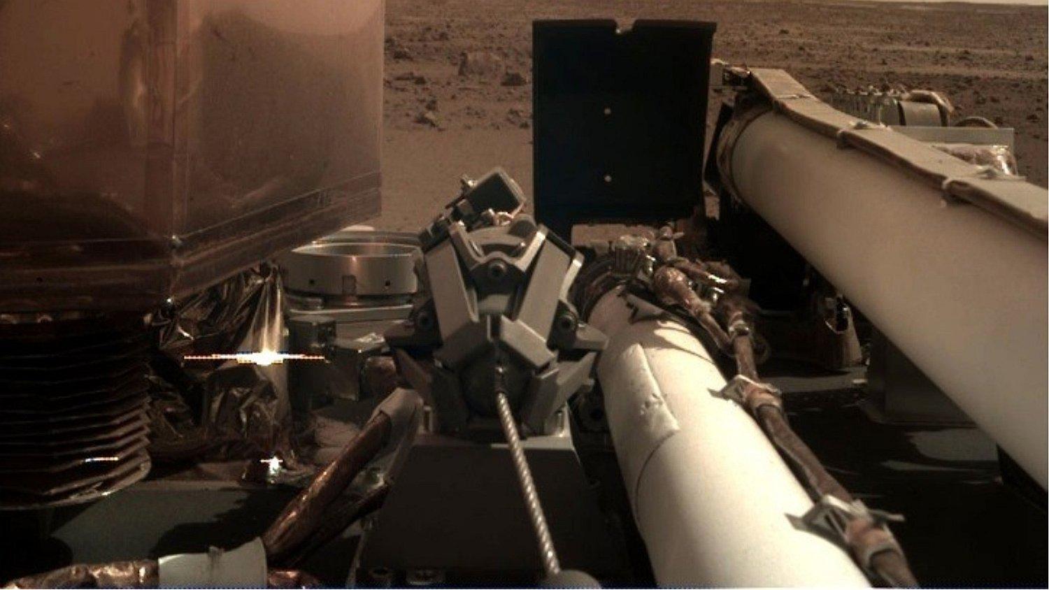 La primera foto que envió InSight, la nave que aterrizó con éxito en Marte 