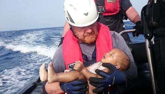 Foto de un rescatista con bebé ahogado muestra la tragedia de los refugiados 