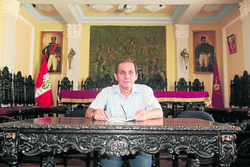 Alcalde no se va sin antes cerrar contratos de obras 