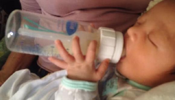 ​YouTube: bebé de tan solo 18 días sorprende al sujetar su biberón sin ayuda
