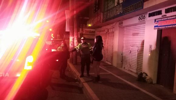 En operativo desalojan a meretrices que rondaban por la calle Bolívar 