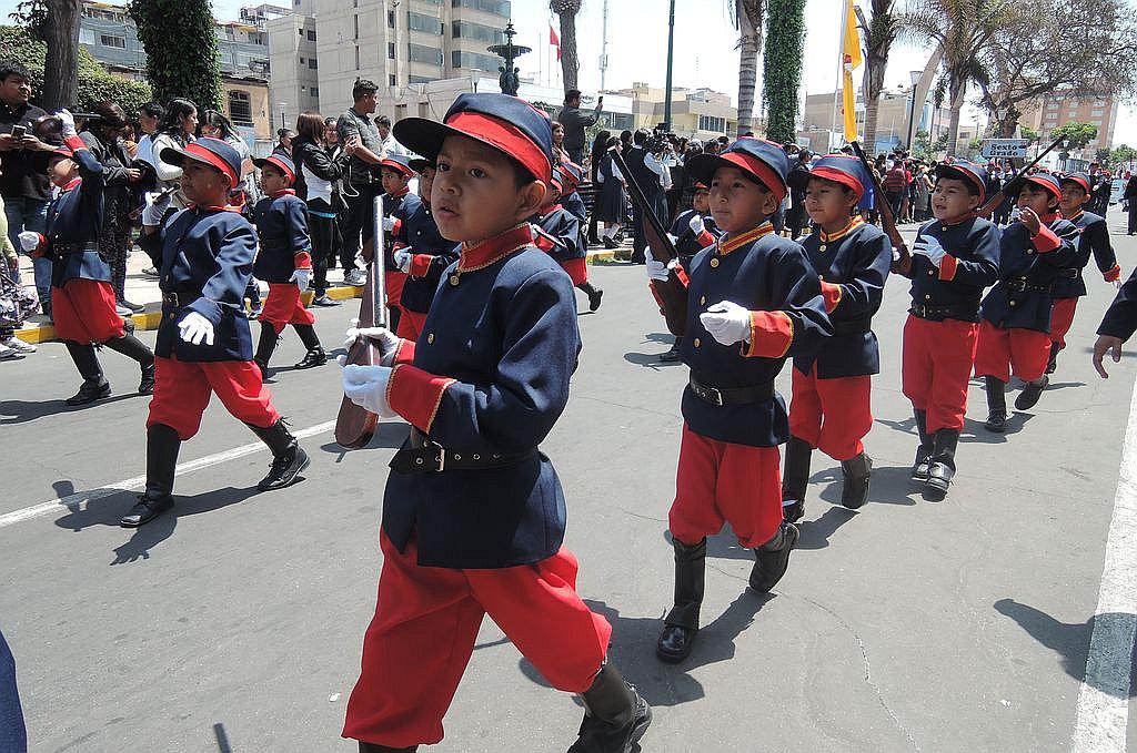 I. E.Coronel Bolognesi desfila por sus 195 años de vida institucional