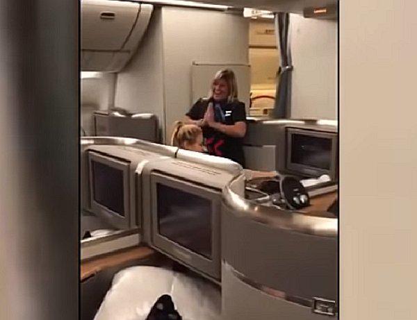 ​Shakira: mira cómo una azafata le baila 'Waka waka' en vuelo rumbo a la boda de Lionel Messi (VIDEO)