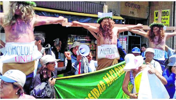 ​Catedráticos huancaínos se crucifican frente al Congreso