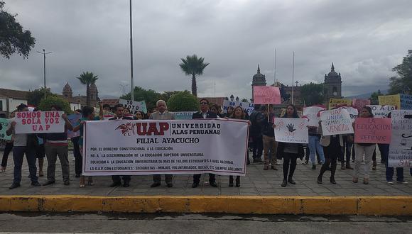 Estudiantes, docentes y directivos de la UAP salen en protesta y anuncian apelación ante decisión de la Sunedu