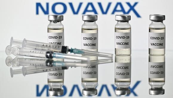 Esta imagen de archivo muestra viales con adhesivos de vacuna anticovid adheridos y jeringas con el logotipo de la compañía biotecnológica estadounidense Novavax, el 17 de noviembre de 2020. (Foto: JUSTIN TALLIS / AFP)