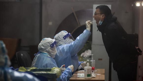 Un residente se somete a una prueba de ácido nucleico para el coronavirus Covid-19 en Changchun, en la provincia nororiental china de Jilin, el 11 de marzo de 2022. (Foto: AFP)