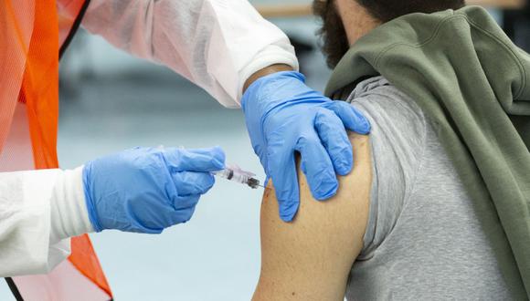 Viceministro de Salud señaló que el número de personas que se han vacunado en el extranjero no es significativo. (Foto de Kena Betancur / AFP).