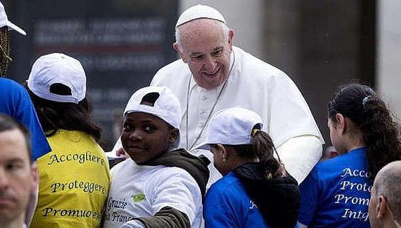 Papa Francisco subió al 'papamóvil' a niños refugiados del Congo, Siria y Nigeria (VIDEO)