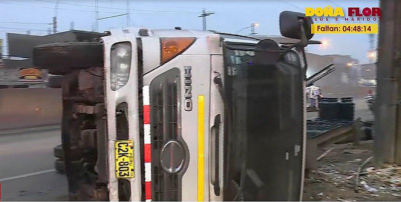 Puente Piedra: Pánico genera vuelco de camión cargado de 300 balones de gas en Panamericana Norte (VIDEO)