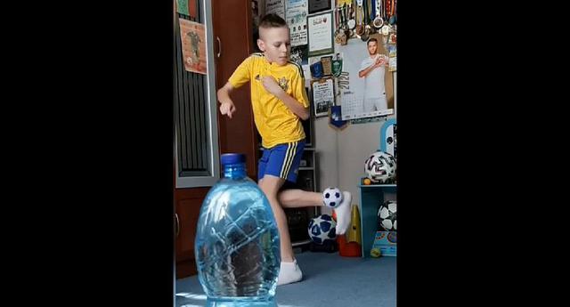 Niño destapa una botella con una pelota y causa sensación. (Captura: YouTube)