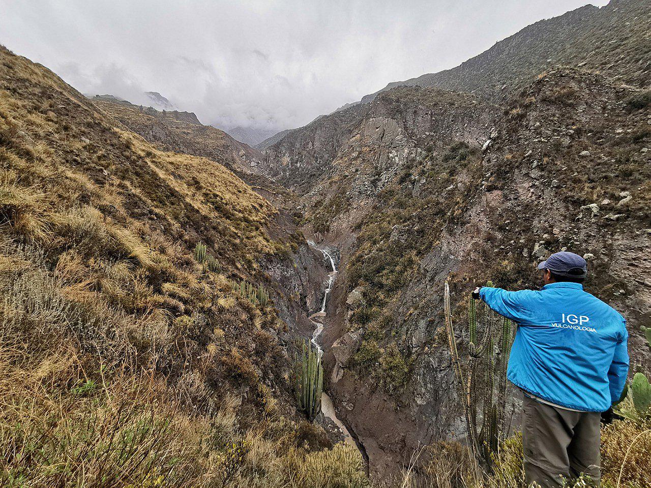 Instalan cámara para vigilar deslizamientos desde el volcan Ubinas