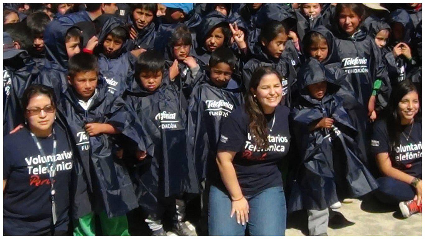 Donan más de 800 ponchos para la lluvia a niños de Palcamayo
