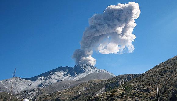 Moquegua: Reportan dos explosiones y emanación de cenizas en el volcán Ubinas