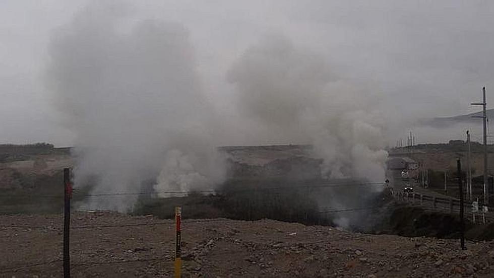 Incendio forestal cerca a playa Las Rocas en Mollendo (FOTOS)