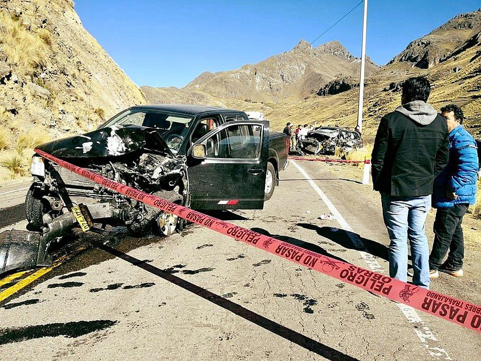 Un muerto y dos heridos deja choque frontal entre camionetas (Fotos)