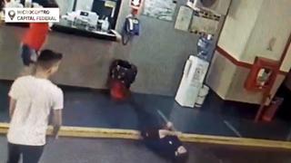 Joven encontró su auto rayado y golpeó a un trabajador de 66 años hasta dejarlo en el piso (VIDEO)
