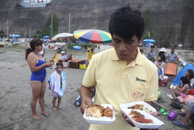 Veraneantes se refrescan en playas en feriado por Año Nuevo. Fotos: Alberto Valderrama