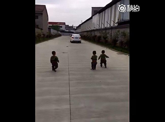 ​YouTube: trillizos que corren tras auto de su padre conmueven las redes