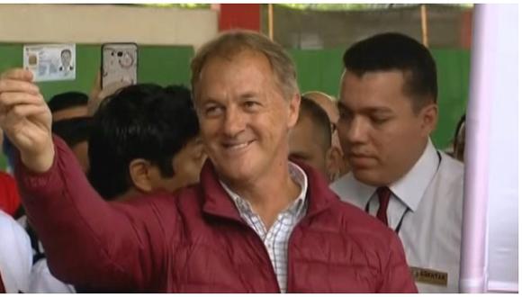 Jorge Muñoz espera flash electoral en su casa y luego se dirigirá a local de campaña