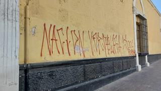 Detienen a dos hinchas de Atlético Nacional por realizar pintas en paredes del Centro Histórico de la ciudad de Arequipa
