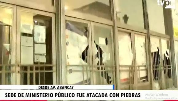 Tras el ataque, los agentes se colocaron a lo largo de la avenida Abancay para resguarda la sede del Ministerio Público. (Foto: TV Perú)
