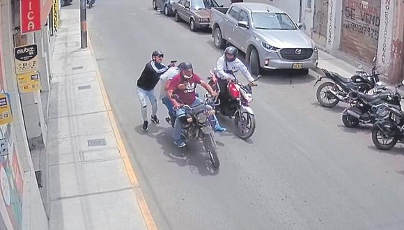 Delincuentes armados golpean a su víctima cuando iba a bordo de una motocicleta en marcha junto a otro hombre.
