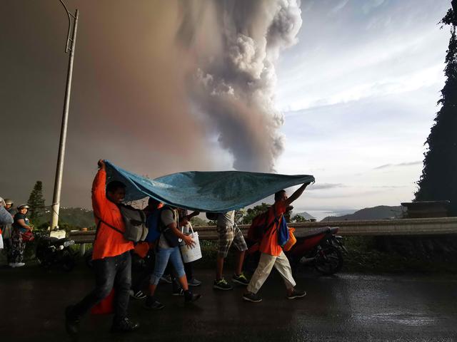 Filipinas: Más de 7,740 evacuados por erupción del volcán Taal, que ya escupe lava. (Foto: EFE)