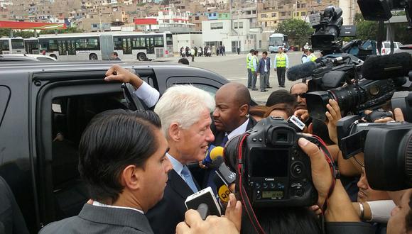 ​Bill Clinton en Lima : retrasos y extrema seguridad afectaron a la prensa