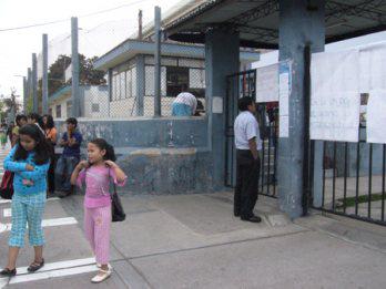 Estudiantes y docentes toman local universitario