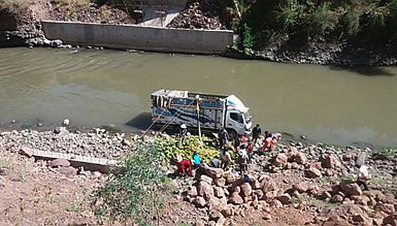 Camión termina en el río Vilcanota y ocupantes se salvan de milagro 