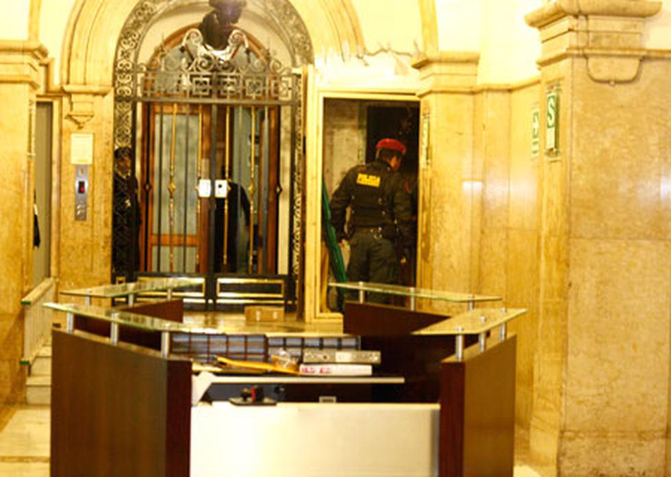 Obreros graves tras caer por el ducto de un ascensor 