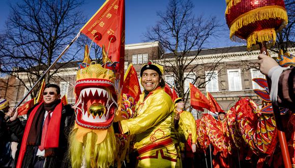 Los juerguistas asisten a un desfile durante la celebración del Año Nuevo chino en La Haya el 21 de enero de 2023. (Foto de Sem van der Wal / ANP / AFP)