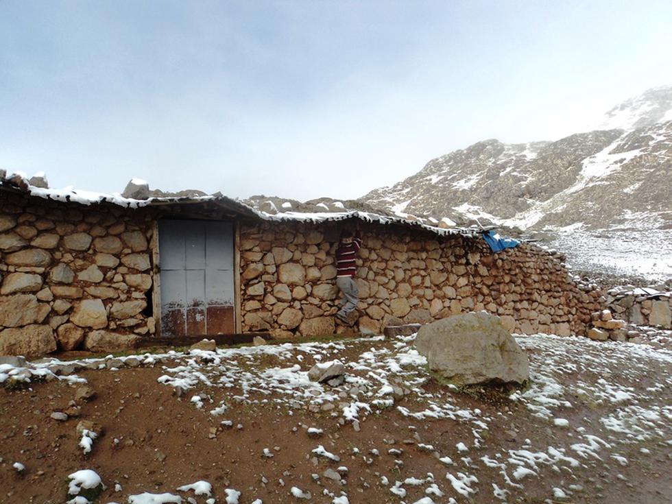 Huancavelica: Centro poblados soportan 30 horas de nevada (FOTOS)