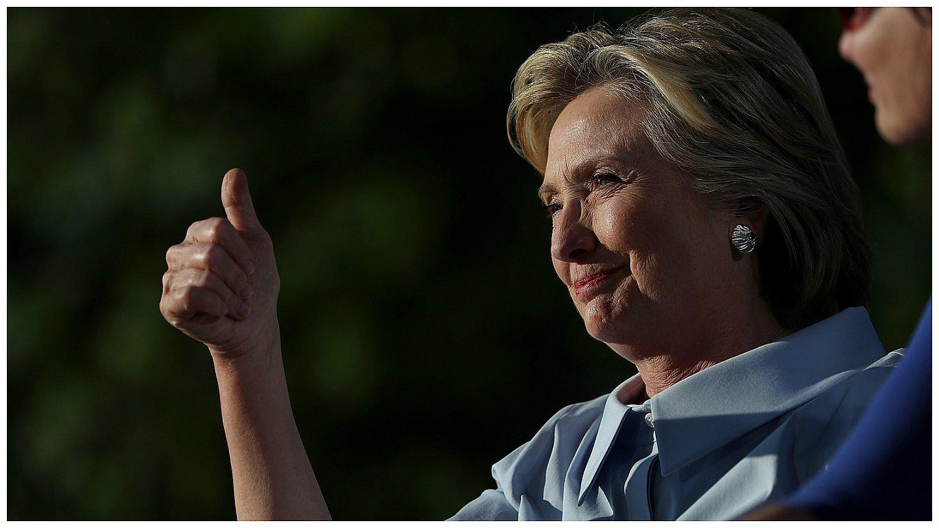 Hillary Clinton retoma campaña tras recuperarse de neumonía 