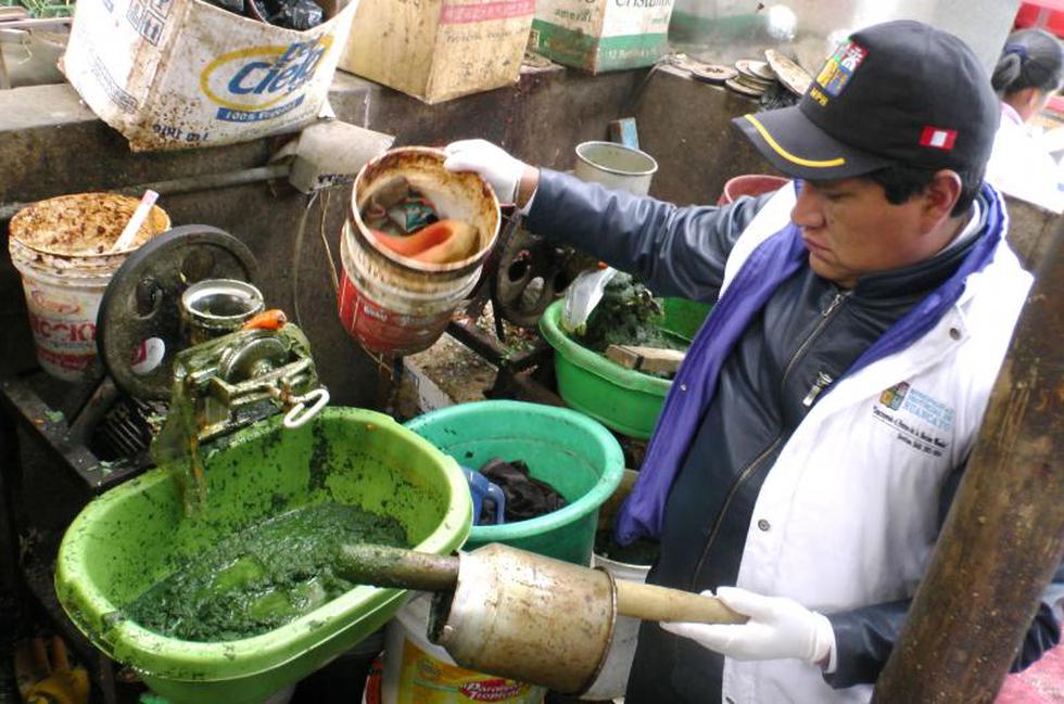 En mercado remojan pollos malogrados en lejía (FOTOS)