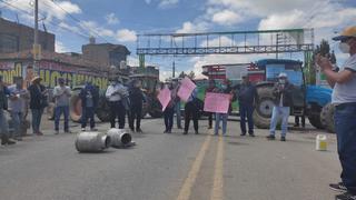 Ganaderos lecheros bloquean vía de acceso a Huancayo en Quebrada Honda (VIDEO)