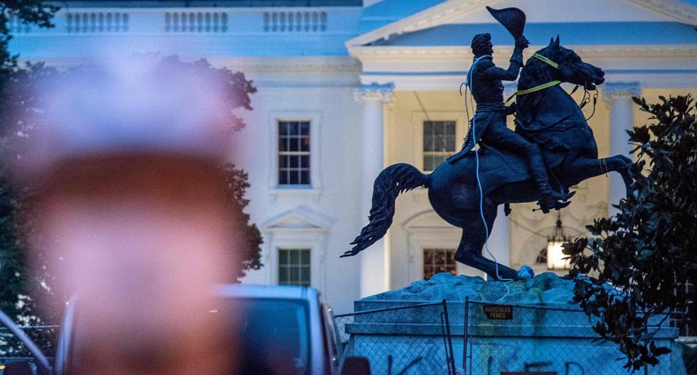 La estatua ecuestre del ex presidente general de los Estados Unidos, Andrew Jackson, todavía tiene cuerdas y cadenas colgando, después de que los manifestantes intentaron derribarla, en la plaza Lafayette, frente a la Casa Blanca. (AFP/Eric BARADAT).
