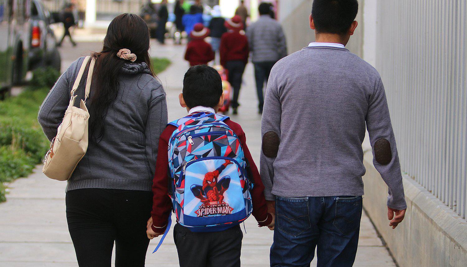 Más de la mitad de peruanos se endeudará para cubrir gastos escolares de sus hijos 