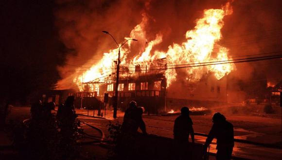 El edificio de la Municipalidad de Panguipulli es incendiado por manifestantes durante una protesta por el asesinato de un artista callejero a manos de la policía local. (Alicia Cáceres / ATON CHILE / AFP)