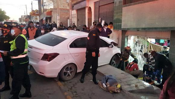 Arequipa: Chofer perdió el control y tras atropellar a dos adolescentes y a una comerciante, se estrelló contra una vivienda  y escapó del lugar. (GEC)