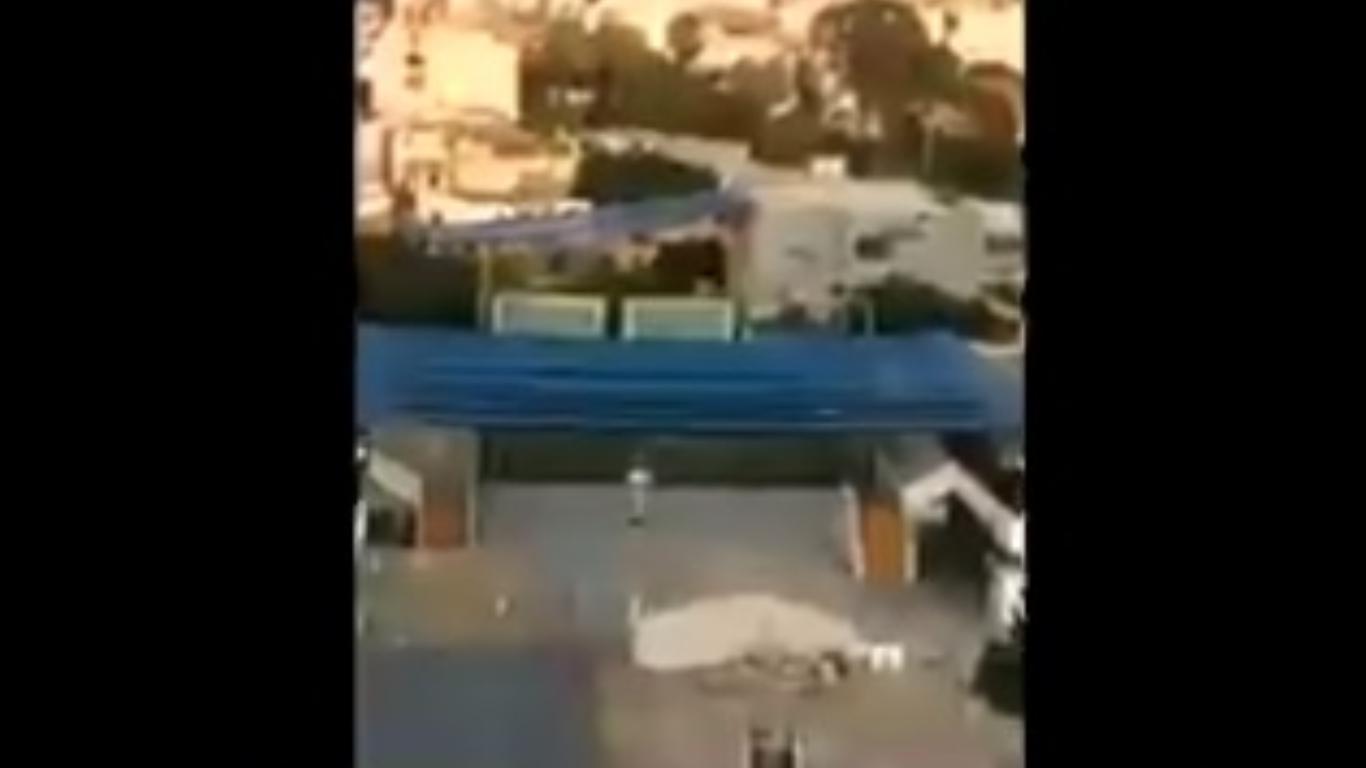 Coronavirus Perú: captan a personas jugando fútbol en colegio de Surco (Foto: captura video Canal N)